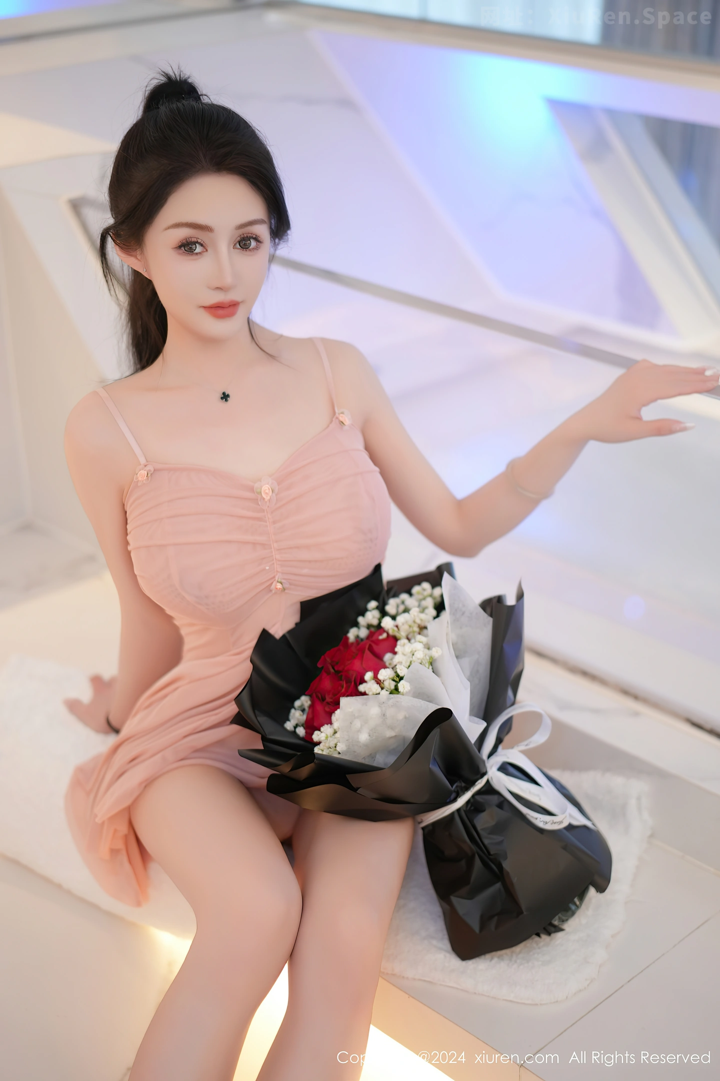 图片[5]-[XiuRen秀人网]VOL.8395 模特林幼一性感粉色连衣短裙露丁字裤秀翘臀美腿惹火诱惑写真120P-秀人网官方网站